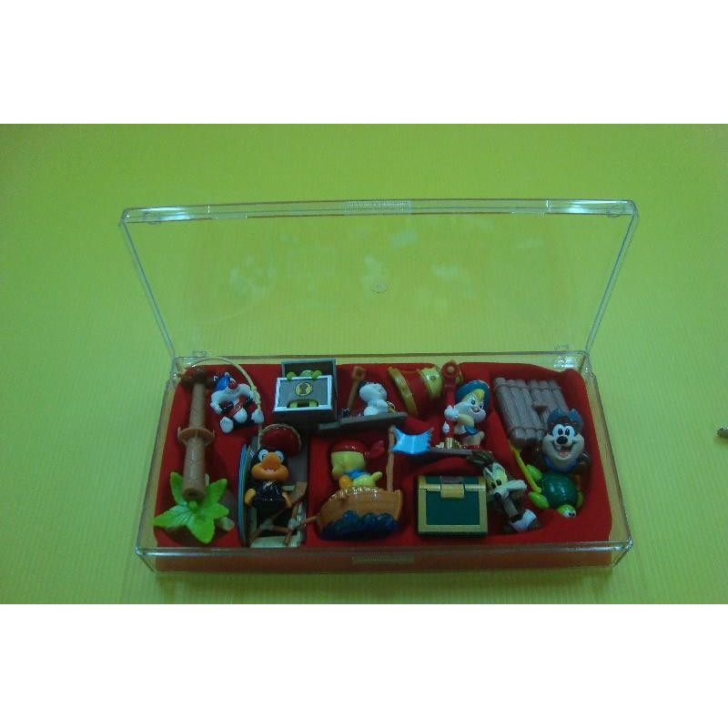 Baby looney tunes pirate 2007- boite plastique vendu sans la série de kinder