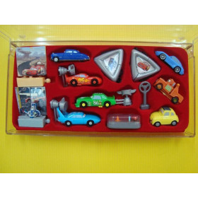 Disney cars 2006 -  boite plastique vendu sans la série de kinder