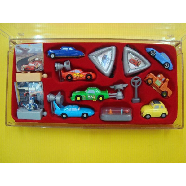 Disney cars 2006 -  boite plastique vendu sans la série de kinder